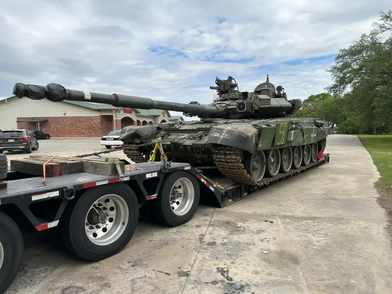 Un char russe capturé en Ukraine vu dans une station-service aux États-Unis