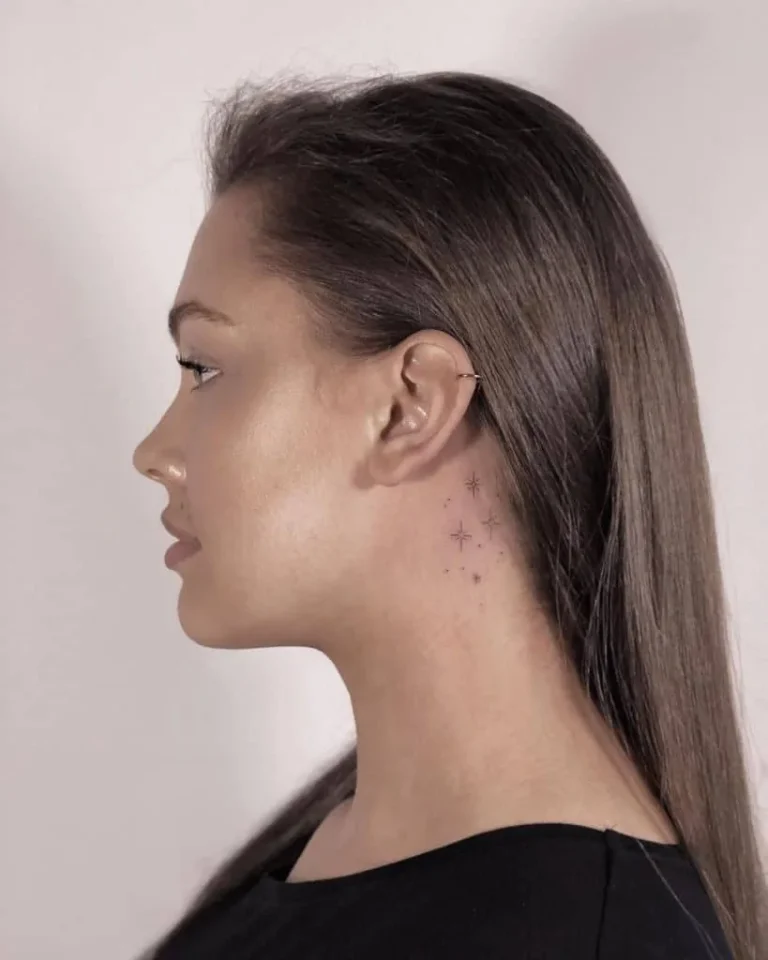 Tatouage-feminin-au-cou