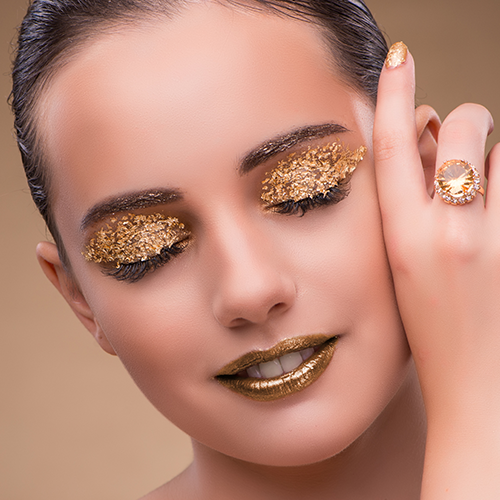 Maquillage des yeux à paillettes dorées pour la soirée du Nouvel An