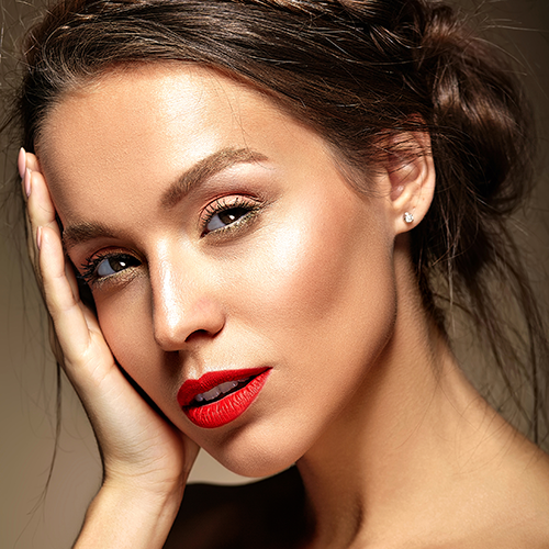Un maquillage nude glamour et doux avec un rouge à lèvres nude et un blush pêche.