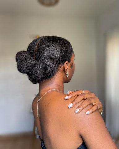 une coiffure chignon bas sur cheveux naturels