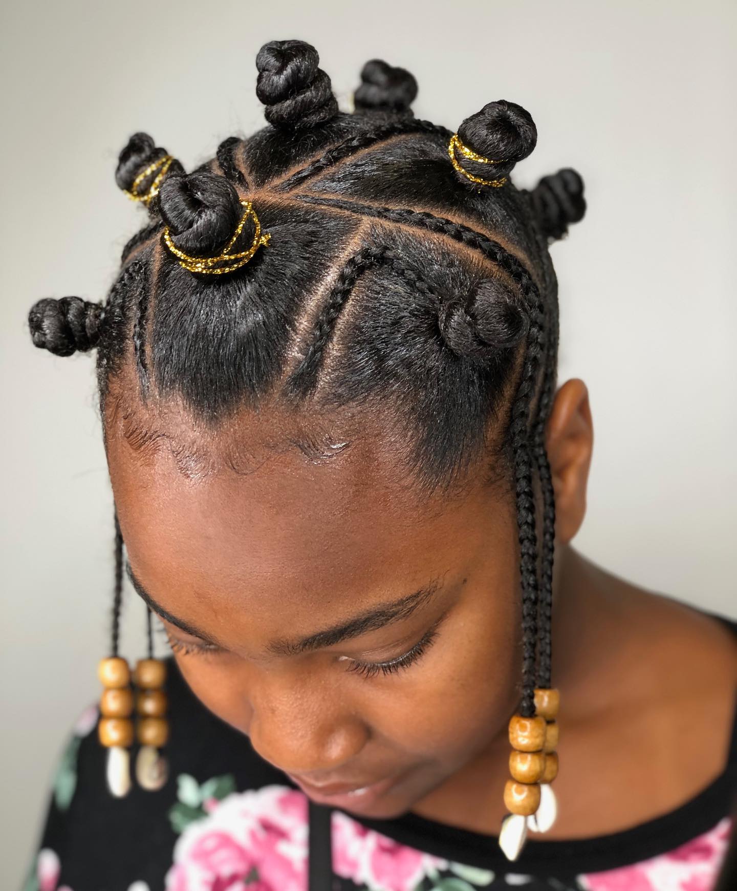 Bantu Knots avec tresses africaines latérales