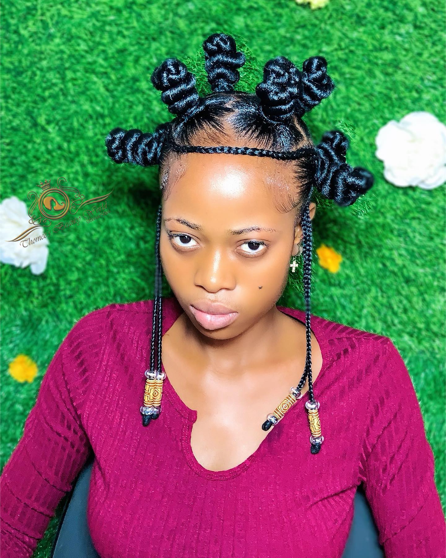 Magnifiques Bantu knots avec des tresses africaines créatives