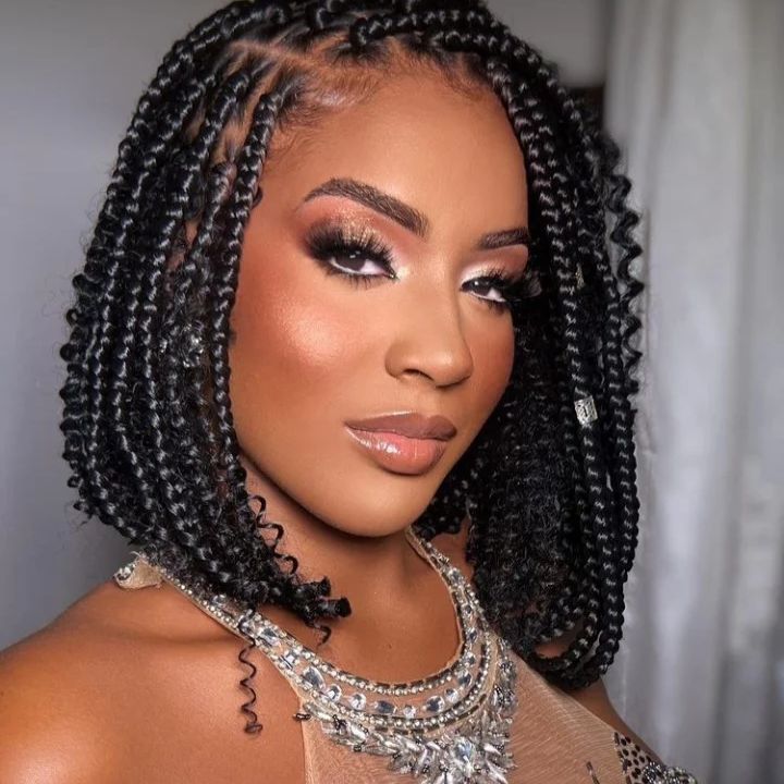 Tresses carrées carrées avec boucles bohèmes